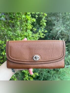 VINTAGE COACH Tan Pebble Leather w Silver Hardware Turnlock Envelope Wallet